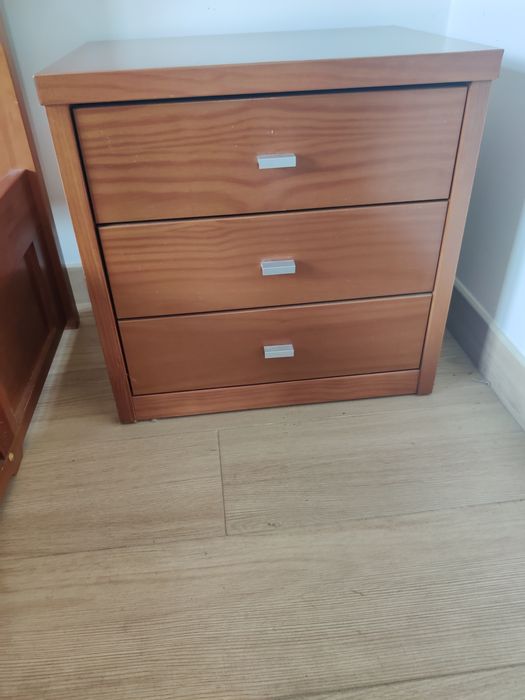 Cama de casal com mesas de cabeceira
