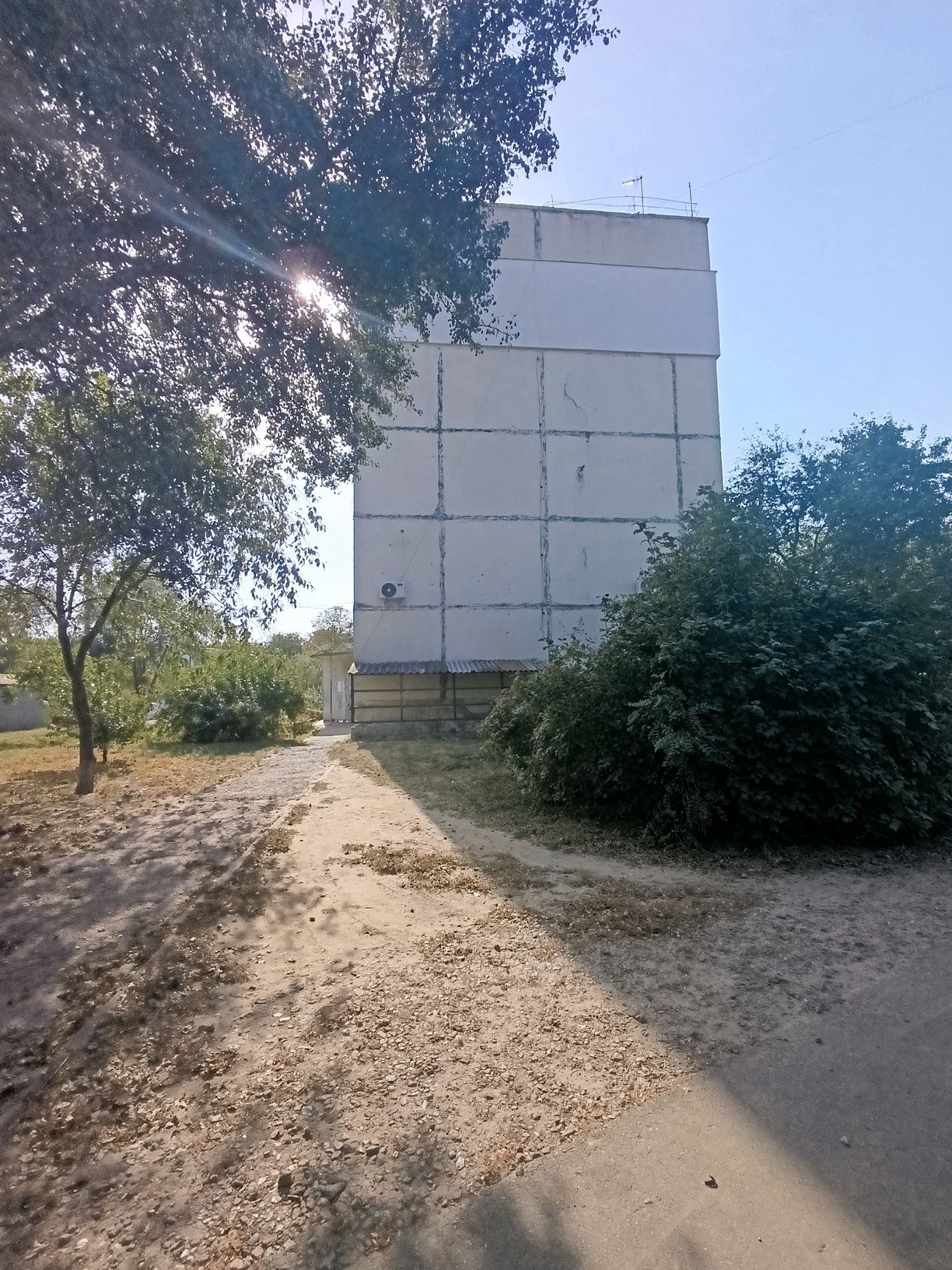 Продаж 3х кімнатної в жилому стані.