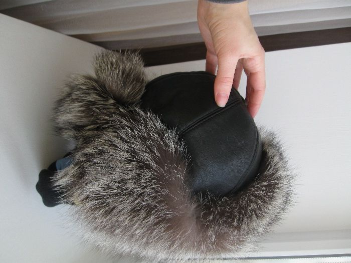 Шапка-ушанка из кожи с мехом чернобурки