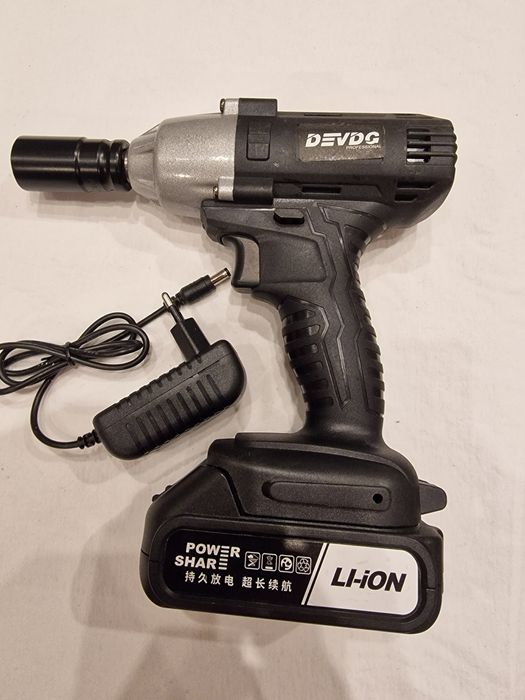 Klucz udarowy z baterią