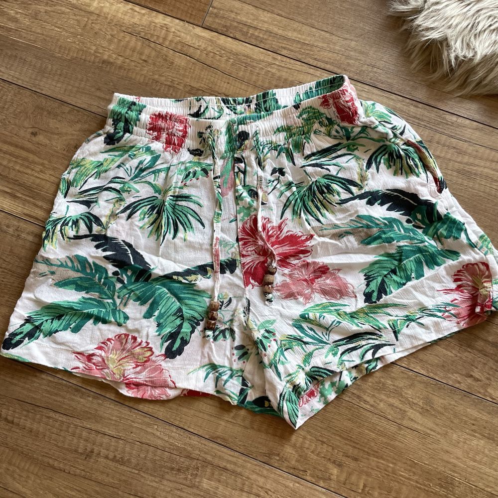 letnie szorty wakacje hawajskie spodenki bermudy H&M 36 wiskoza kwiaty