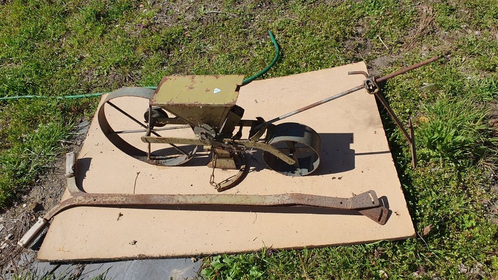 Siewnik ręczny zabytek do warzyw trawy