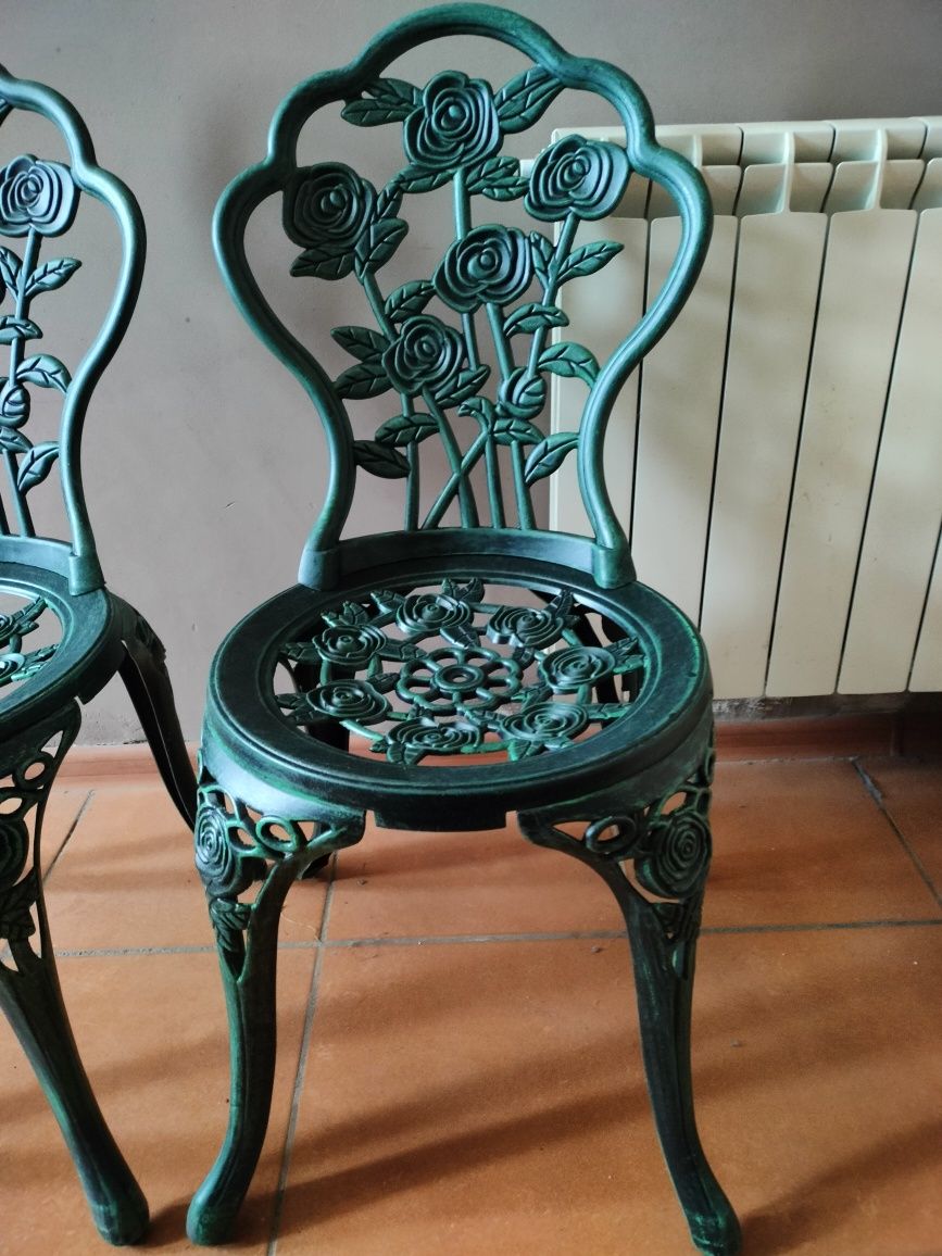 Zestaw żeliwnych mebli ogrodowych. Stół i 2 krzesła.