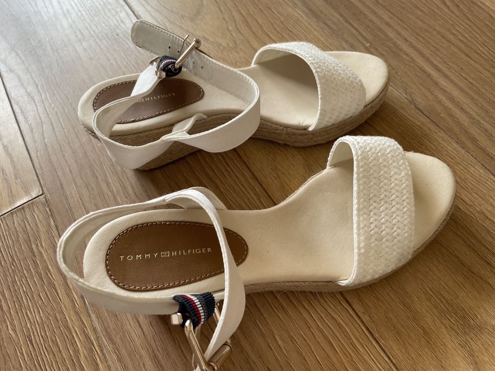 Sandały na koturnie Hilfiger
