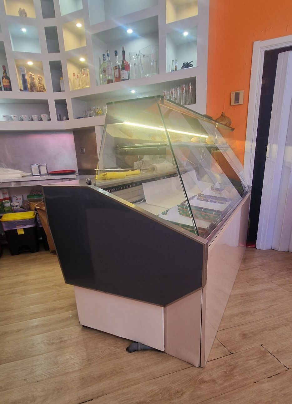 Vitrine refrigerada com prateleiras, frigorífico e expositor