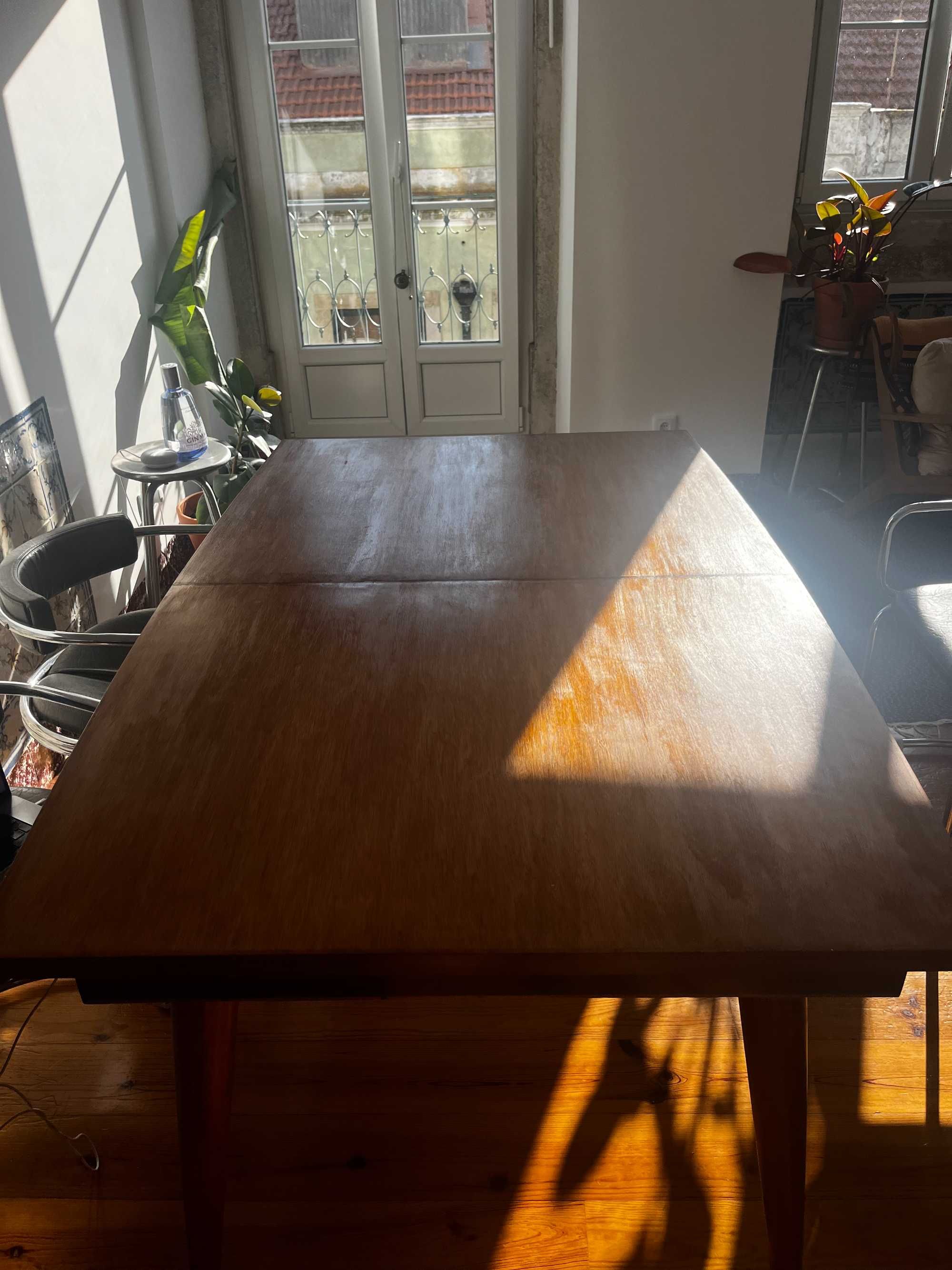 Mesa de jantar em madeira de teca maciça