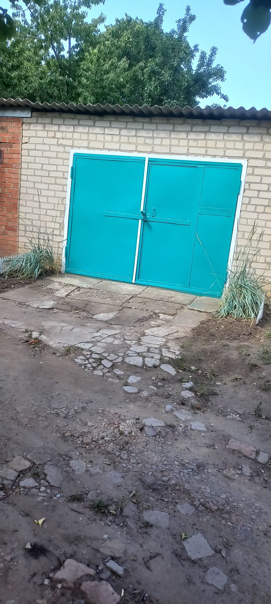 Продам 3-кімнатну квартиру, є гараж , підвал, та невеличка ділянка.