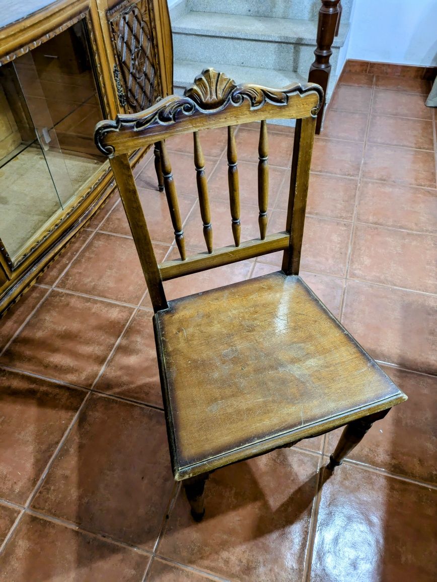Mesa com 4 cadeiras para restauro