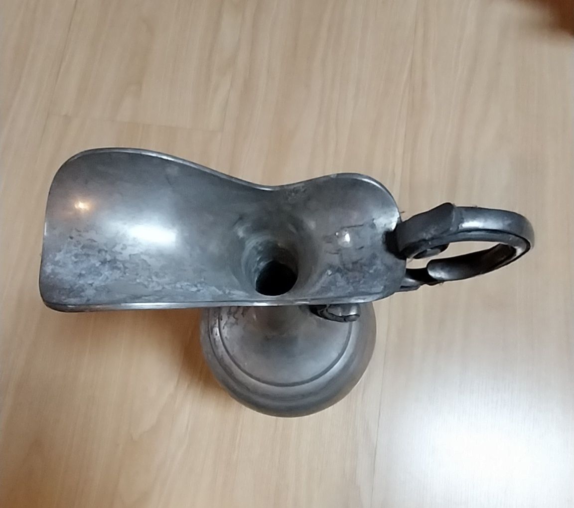 Jarra antiga em estanho