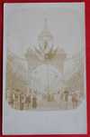 Monarquia, arco ornamental com bandeiras e Armas Reais