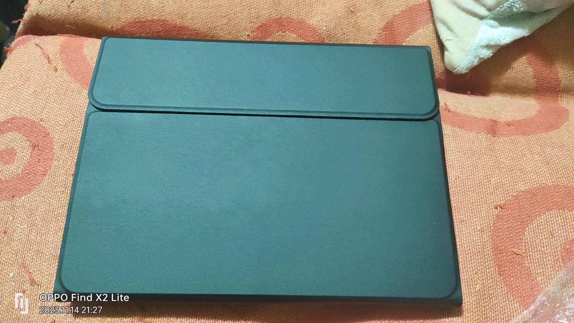 Capa com teclado bluetooth magnético