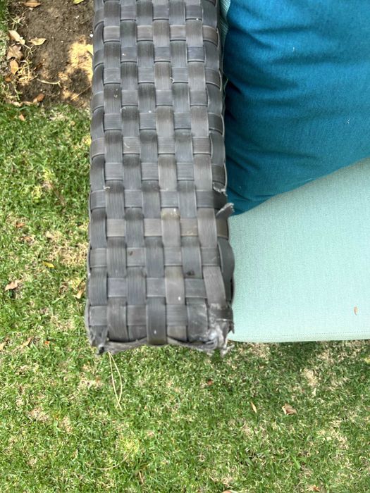 Conjunto de sofas de jardim em L e mesa de apoio em vidro e almofadas