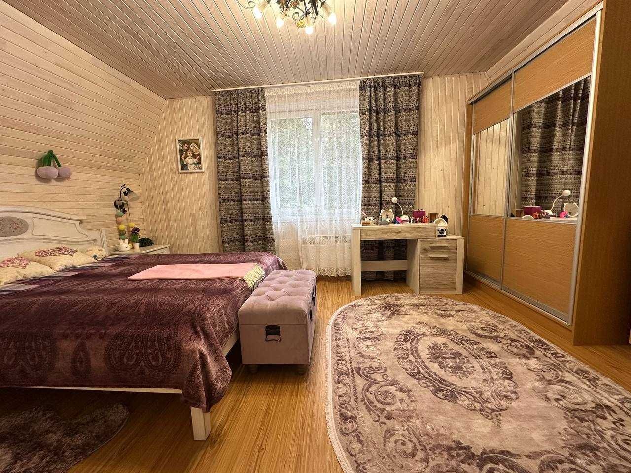 Будинок-дача в Яремчі з ремонтом та меблями в самому лісі