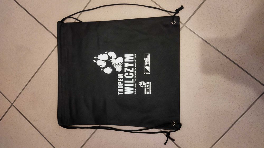 Worek sportowy plecak czarny tropem wilczym