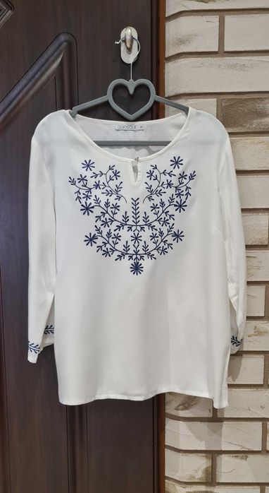 Bluzka biała z haftem, rozmiar 38, QUIOSQUE