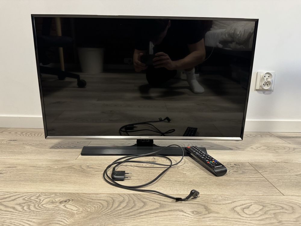 Monitor samsung (model: T32E310EW) z tunerem tv