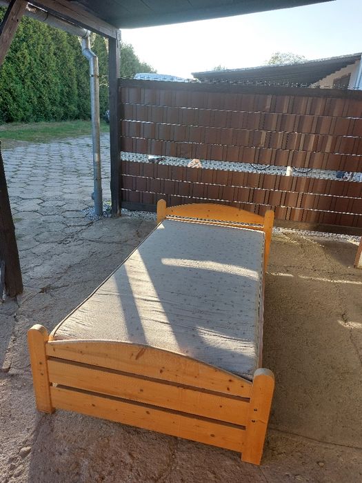 Łóżko drewniane z materacem i stelażem regulowanym - 2 szt