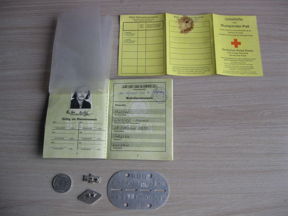 Stary nieśmiertelnik + książeczka wojskowa Wehrdienstausweis DDR NVA