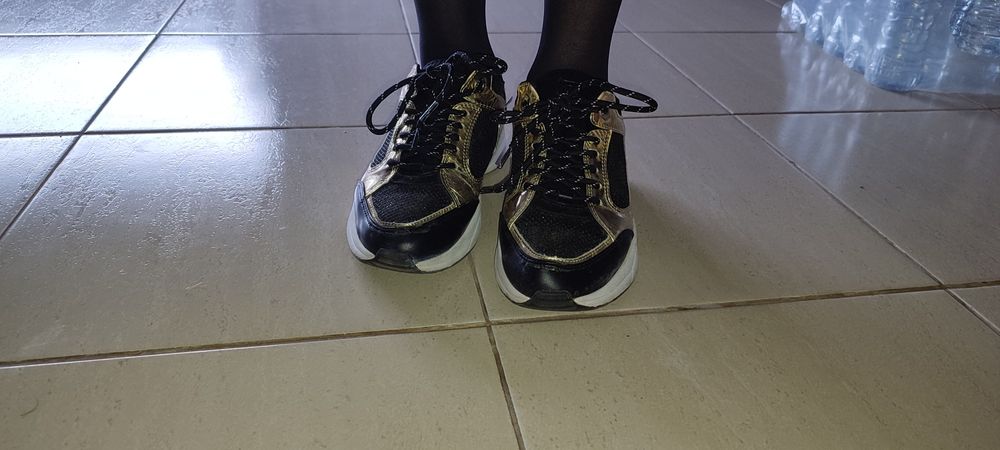 Sapatilhas Guess Pretas 37

Tamanho 37

Bom estado, conforme fotos em