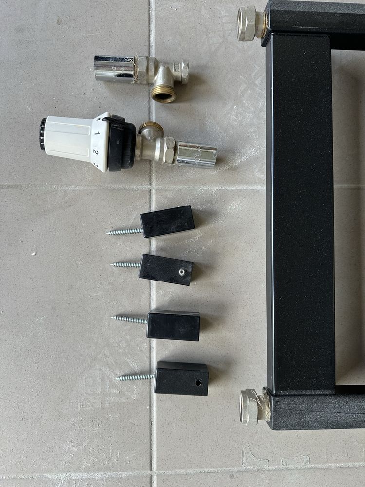 Kaloryfer / grzejnik łazienkowy, czarny, drabinka + termostat + zawory