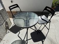 Mesa e cadeiras de jardim, bonitas e práticas, em muito bom estado