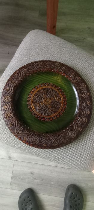 Piękny  stary drewniany  talerz z mosiężnymi zdobieniami i