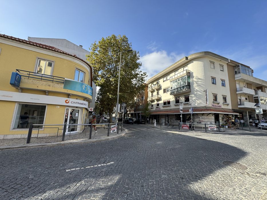 Arrenda a loja em centro de Algueirao-Mem