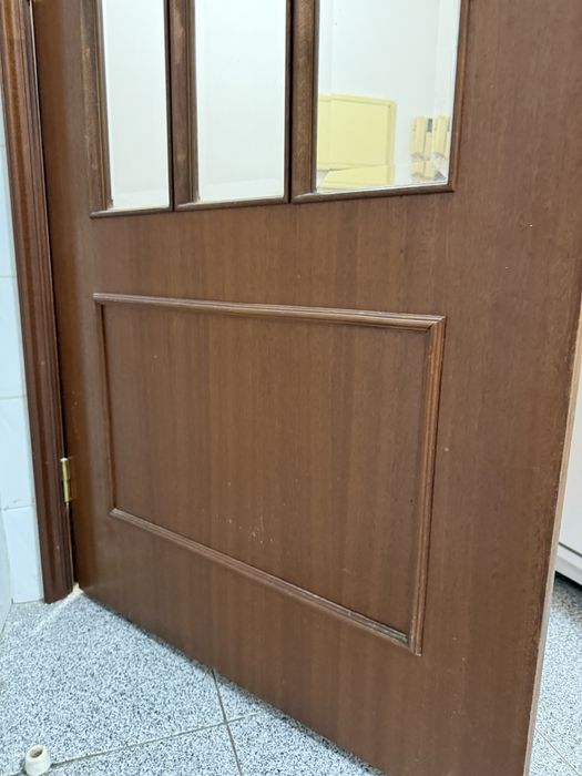 Porta interior em madeira com vidro