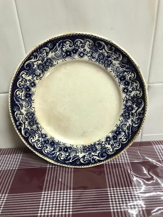 Prato muito antigo em louça de sacavem