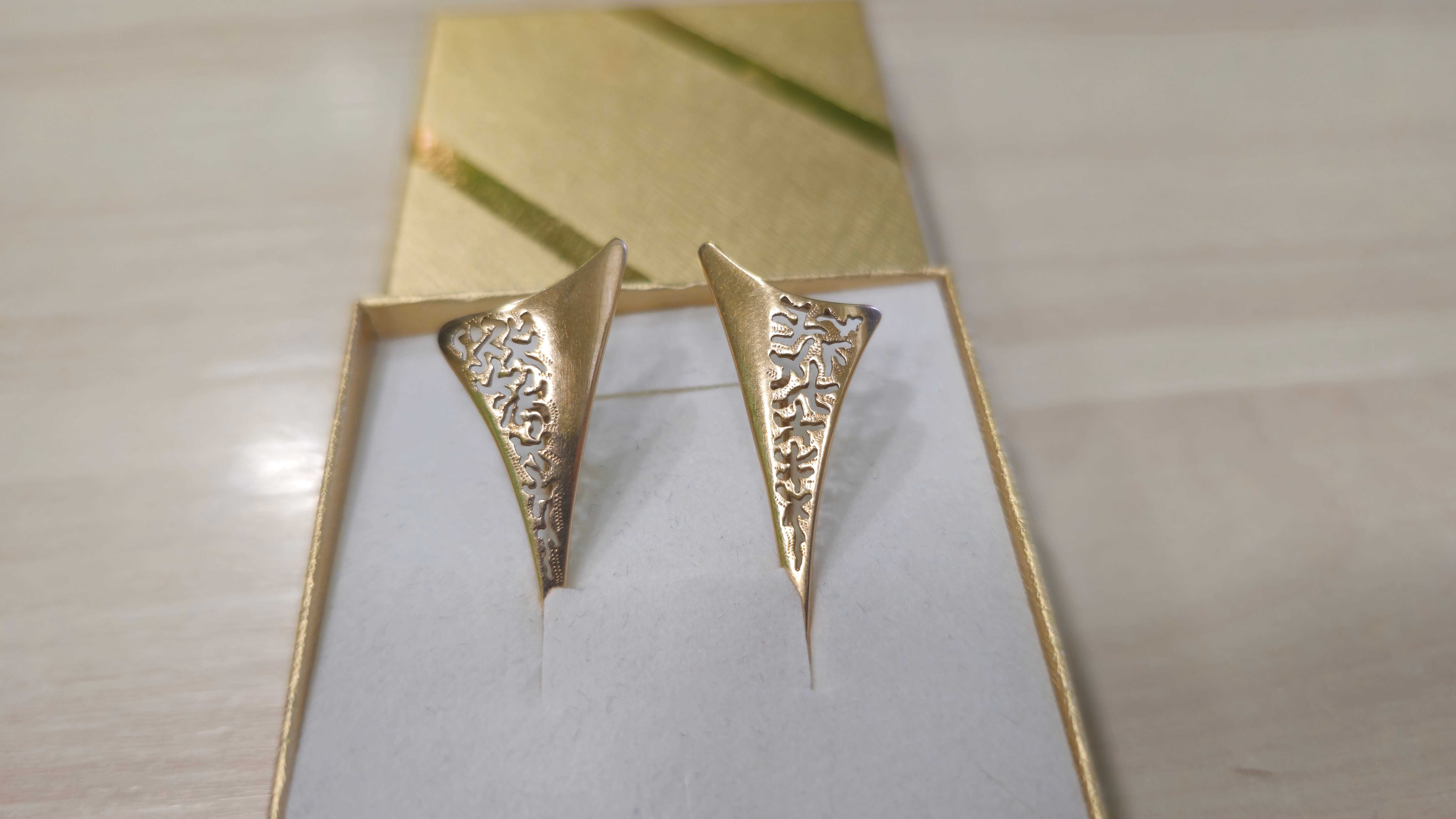 Złote kolczyki trójkąty zdobione PR 585