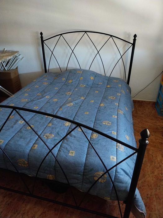 Cama de ferro e colchão