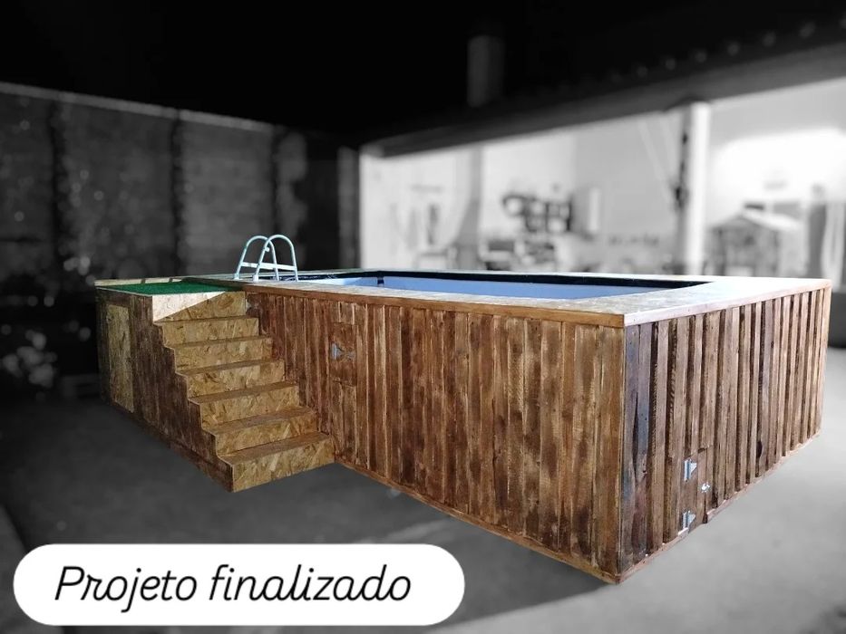 Montagem de estrutura em volta de piscina de lona