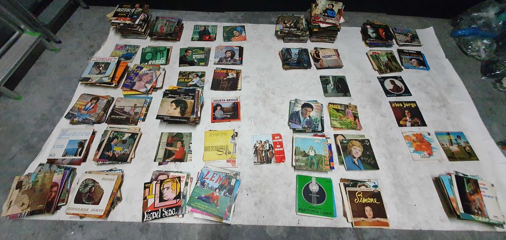 Discos de vinil pequenos de 45 rotações.