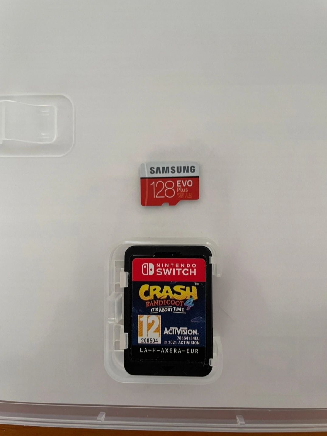 Nintendo switch com crash bandicoot 4 e acessórios