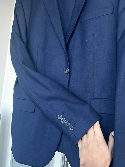 Продам костюм, темно-синій