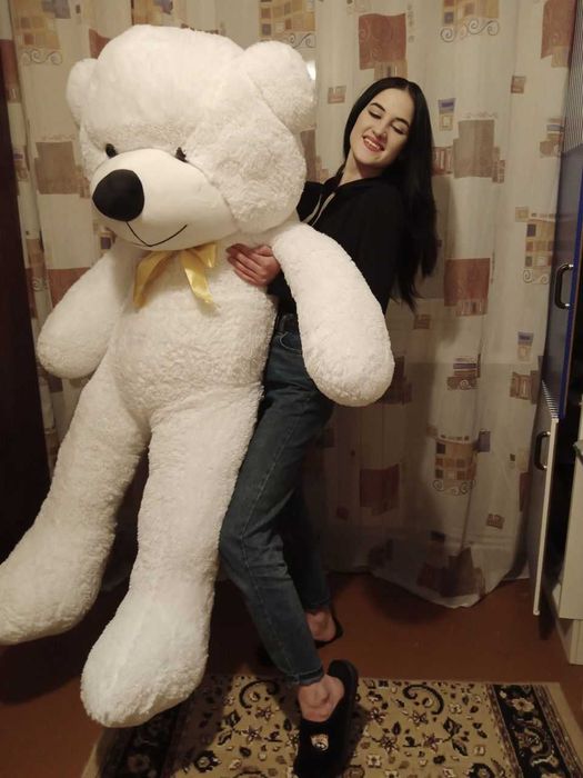 Белый большой плюшевый мишка