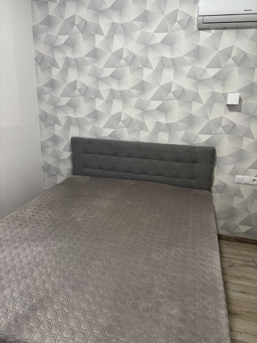 Ліжко двоспальне.