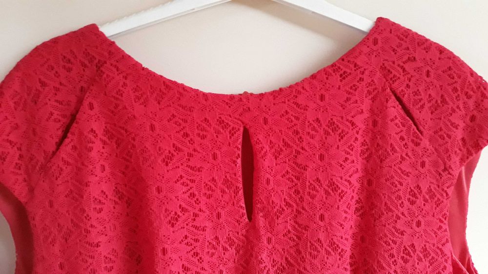 Sukienka czerwona z koronki r. 46