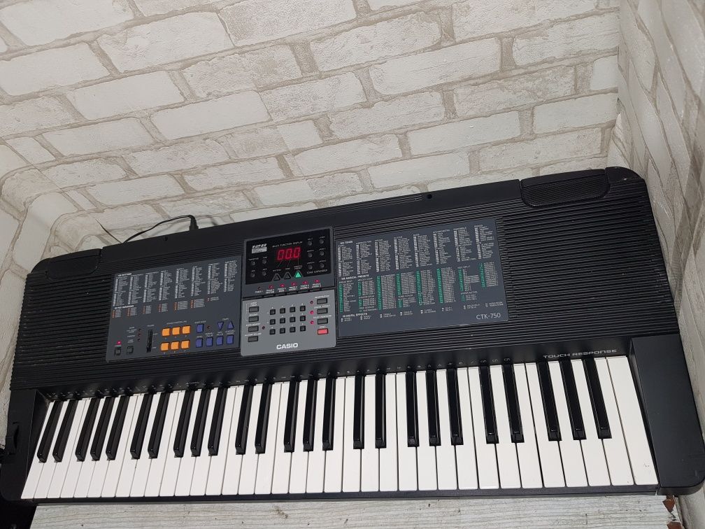 Синтезатор Casio CTK-750/FunKey 61 б/у з Німеччини