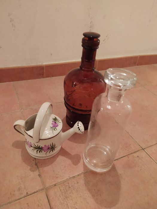 Garrafas de vidro decorativas e regador cerâmica