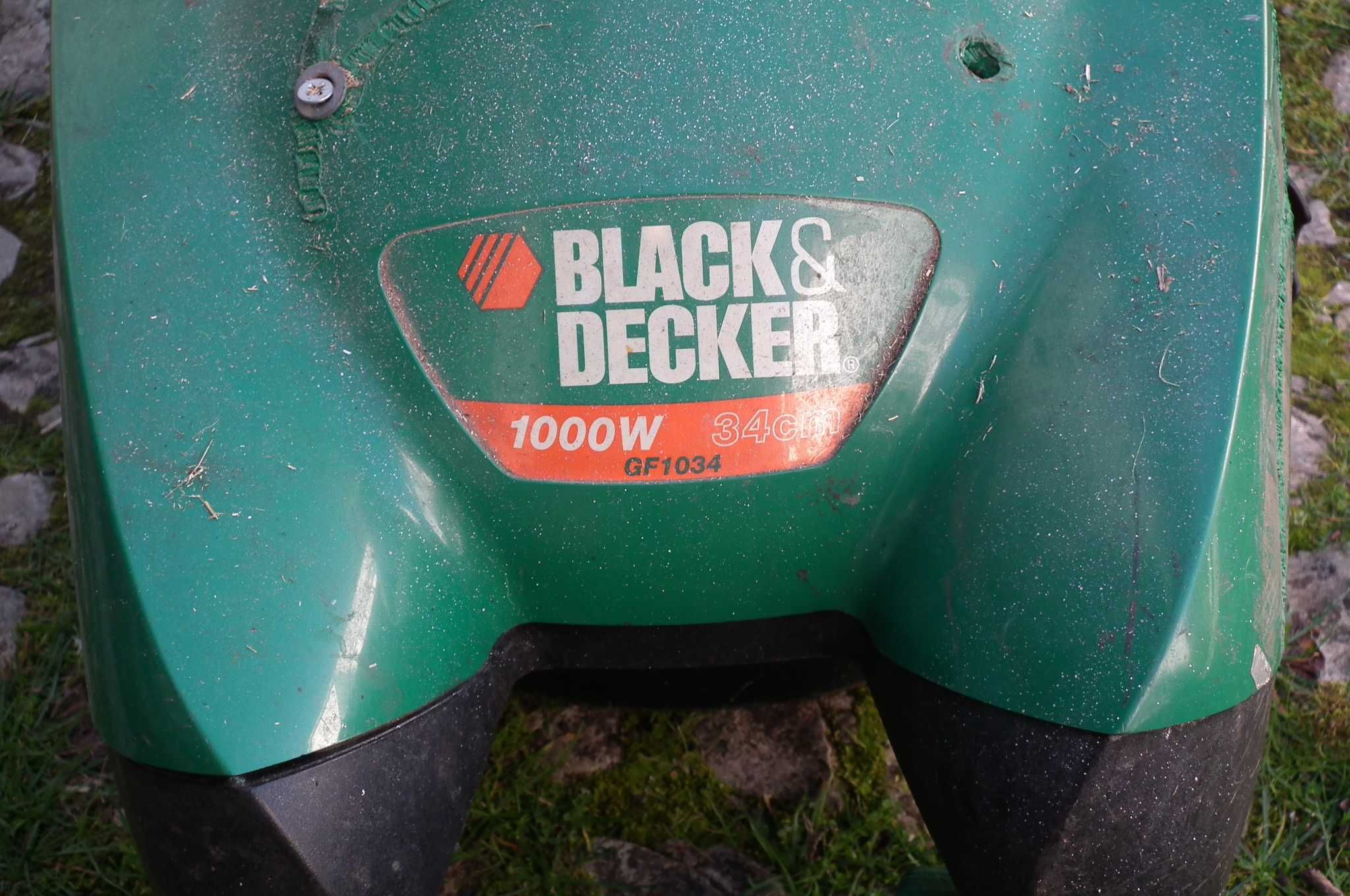 Corta-relva Black & Decker GF1034 com o motor a funcionar, para peças.