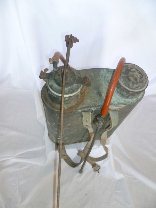 Máquina de sulfatar de cobre Hipólito dos anos 60 Museu casa de aldeia