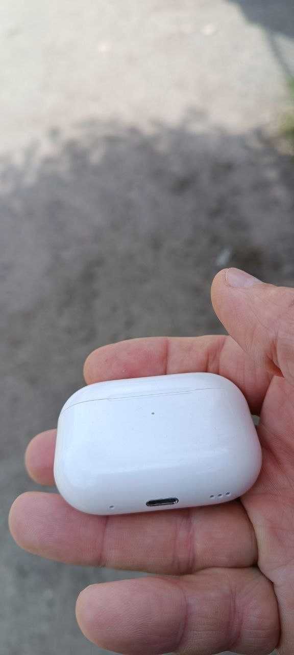 Навушники AirPods Pro 2 із зарядним футляром MagSafe (Lightning)
A2698