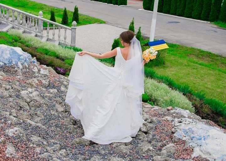 Весільня сукня з блискітками