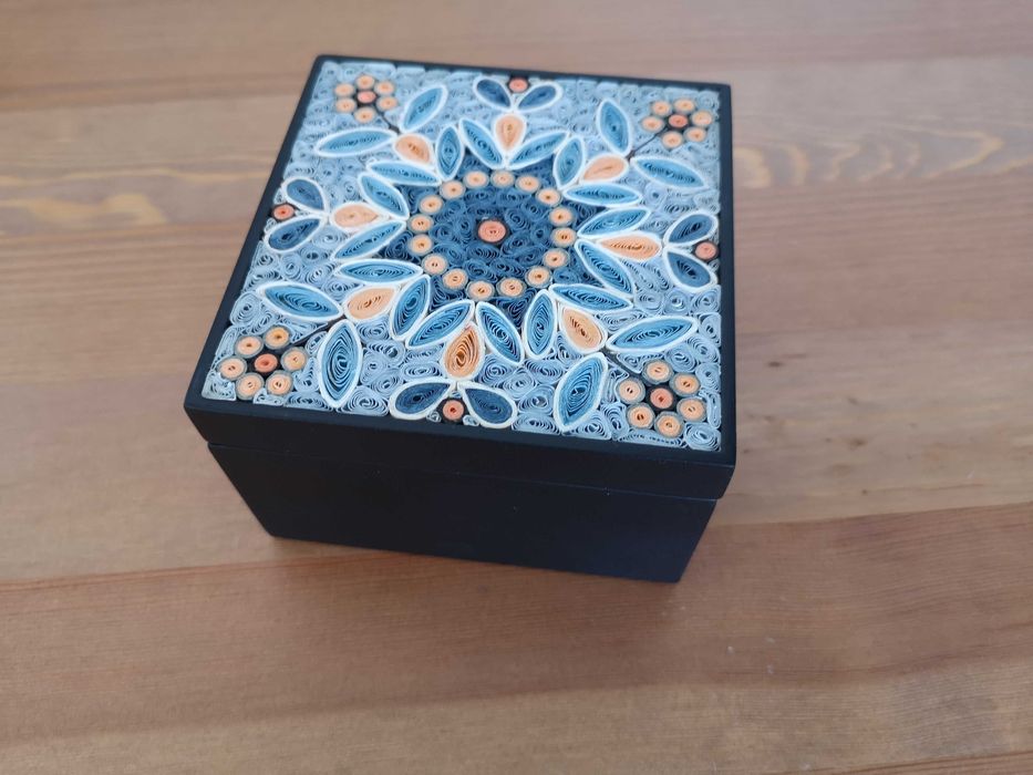 czarne pudełko szkatułka motyw kwiatowy z papieru 10x10x6,5cm