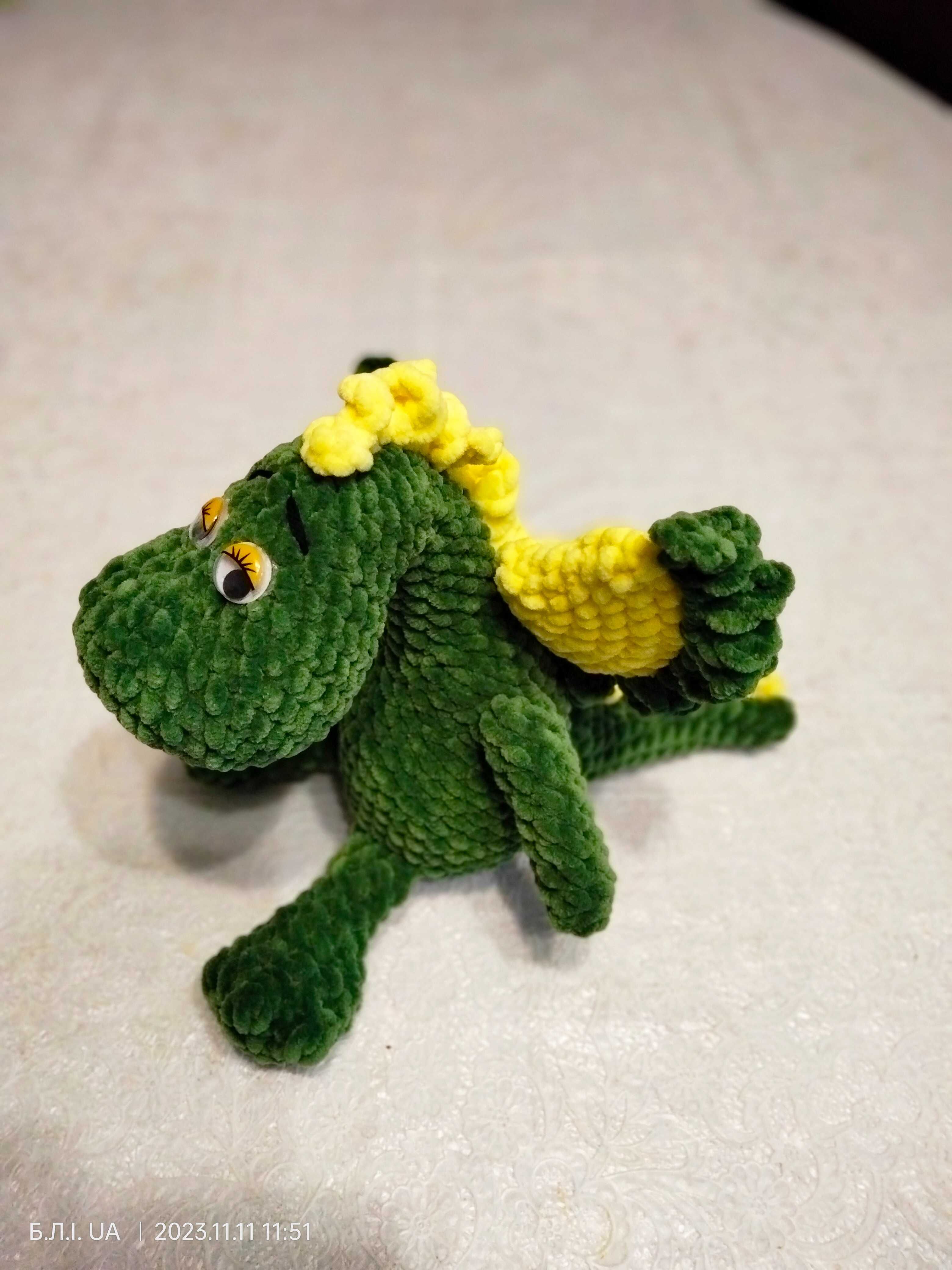 "Дракон темно-зелений Плюш" дитяча в'язана іграшка ручної роботи
