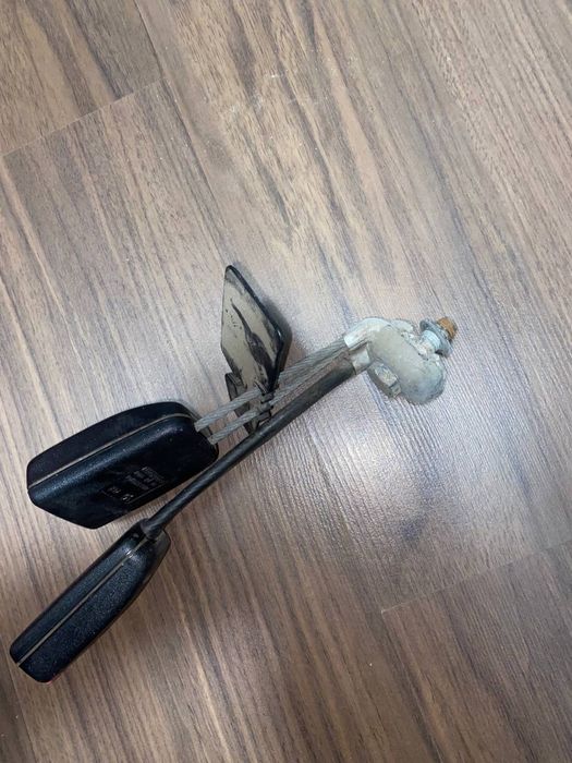 Фіксатор ременів безпеки Volkswagen Passat B5