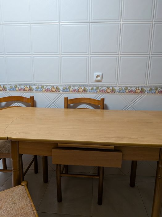 Mesa de cozinha e cadeiras