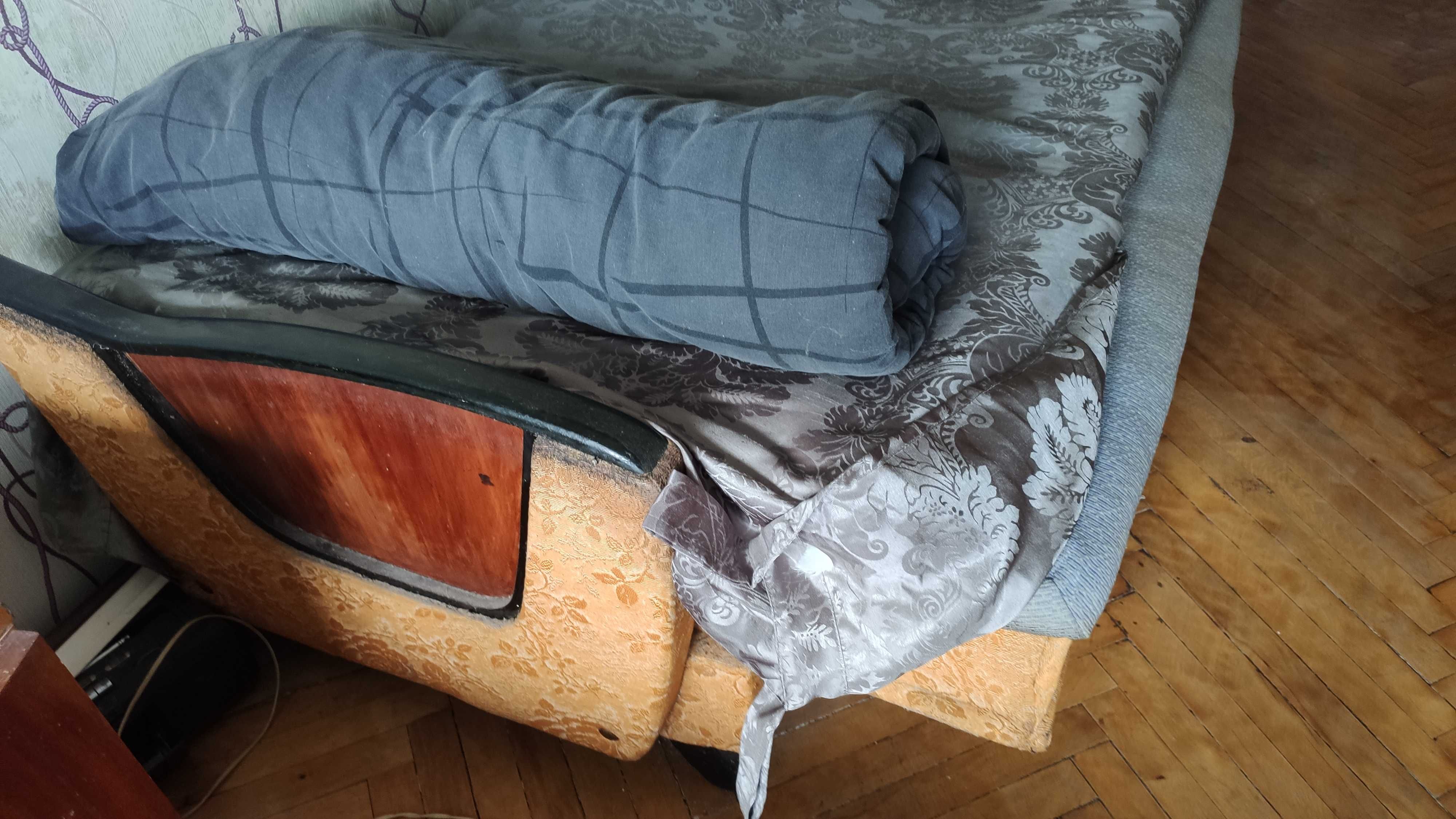 віддам старий радянський диван в дуже поганому стані самовивіз