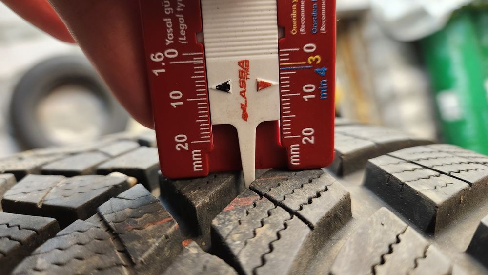 Goodyear UltraGrip Performance + 275/40 R21 107V XL Зима 4шт